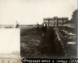 Фотография. Прокладка шоссе к городу в Ставропольской психиатрической колонии. 1930-е гг. Из фотоальбома главного врача А.Я. Доршта 1939 г.